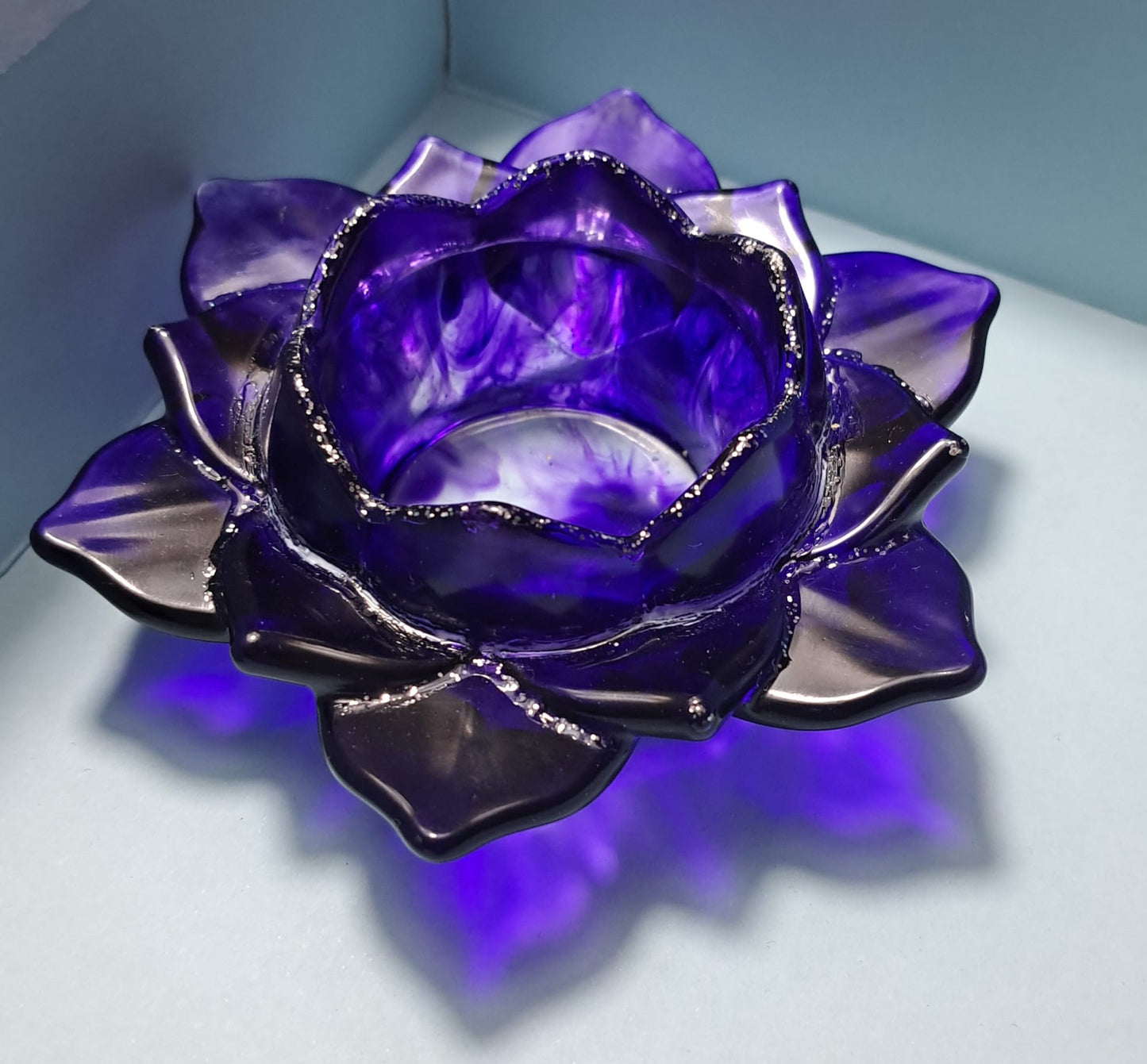 Portacandela Fiore di Loto in Resina Artigianale – Un'eleganza floreale personalizzabile
