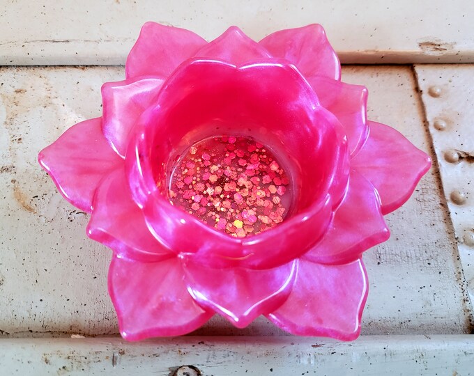Portacandela Fiore di Loto in Resina Artigianale – Un'eleganza floreale personalizzabile